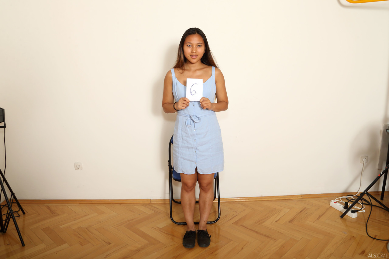 亚洲新手May Thai在选角时脱掉衣服并露出小乳房和阴道