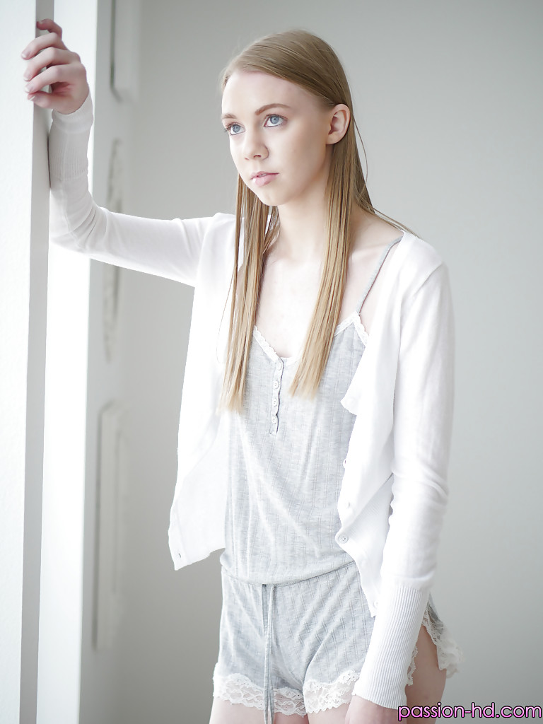 Jeune Beauté Mince Abi Grace Se Déshabillant Pour Le Modélisme Nu