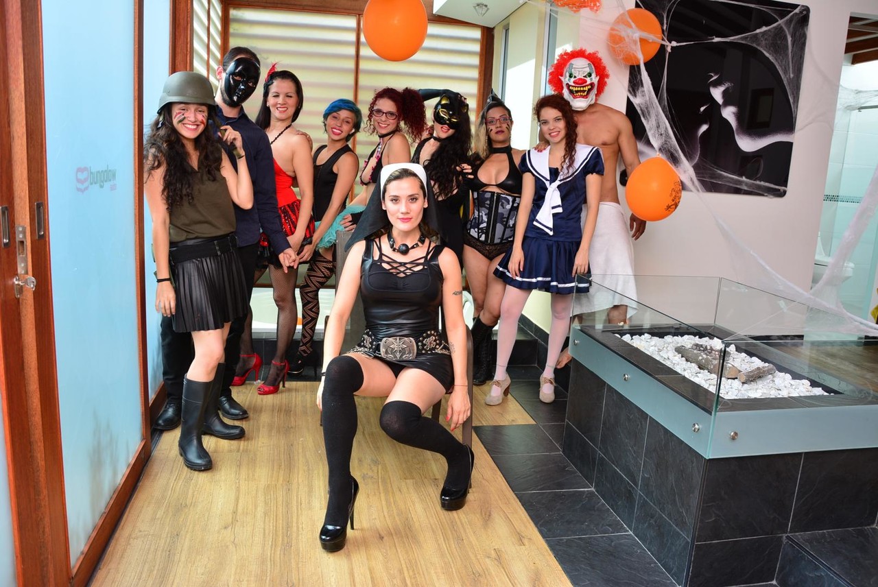 Грязная Хэллоуинская Порно-Оргия С Грязными Колумбийскими Девчонками В Костюмах