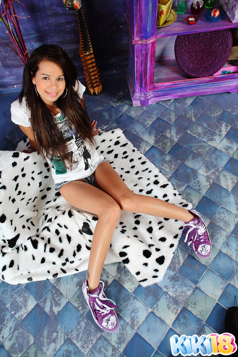 المراهقة ذات المؤخرة الضيقة كيكي 18 عامًا في سروال قصير مقطوع وحذاء رياضي تُظهر جسدها البني الشاب