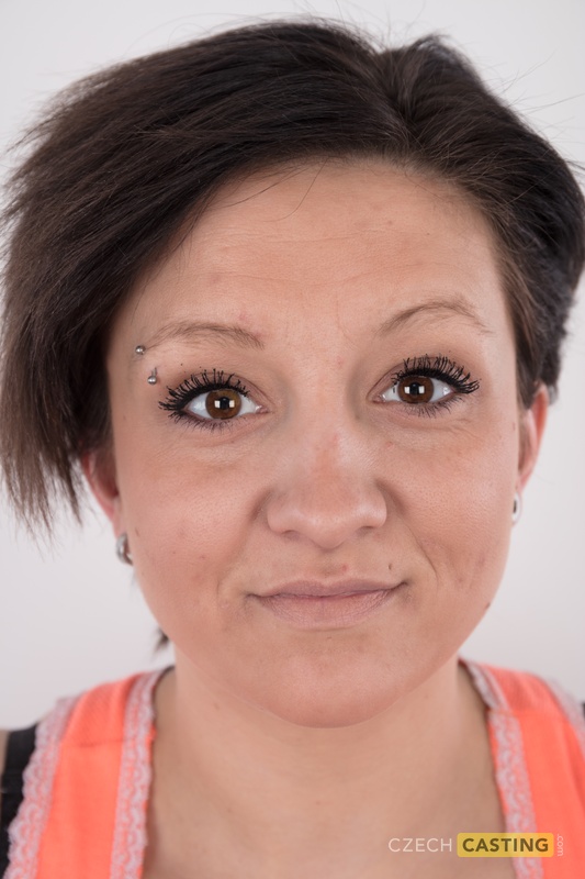 纹身的业余爱好者美沙展示她的修剪过的阴道在完全脱衣之后