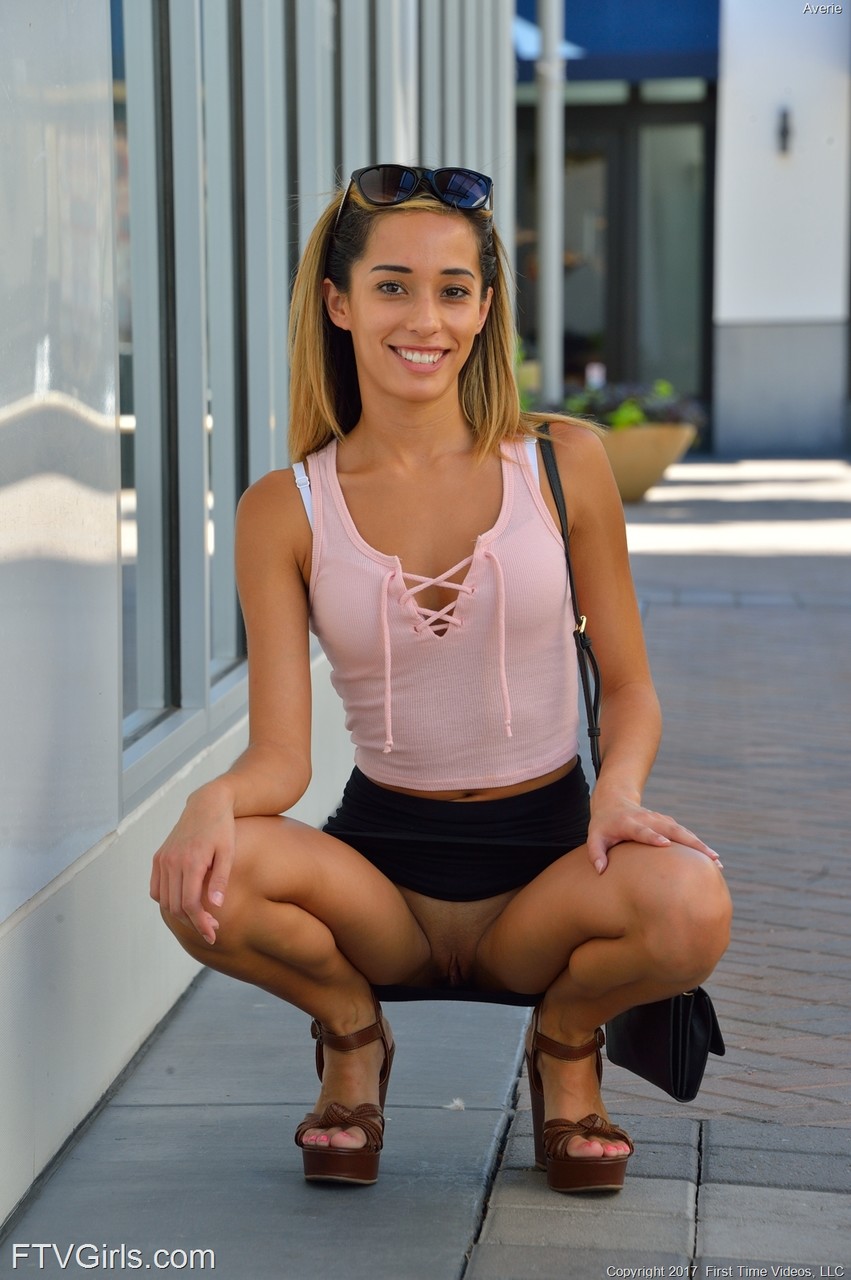 Mageres Blondines Teen Averie Breitet Naked Möse Und Spielzeuge Engen Arsch Aus