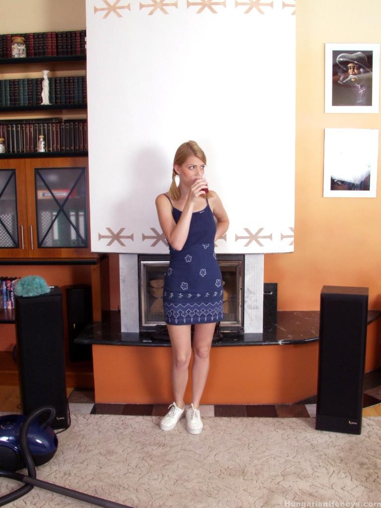 Kinky Adolescente Katalin Kiraly Avec Pigtails Montre Son Corps Et Se Masturbe