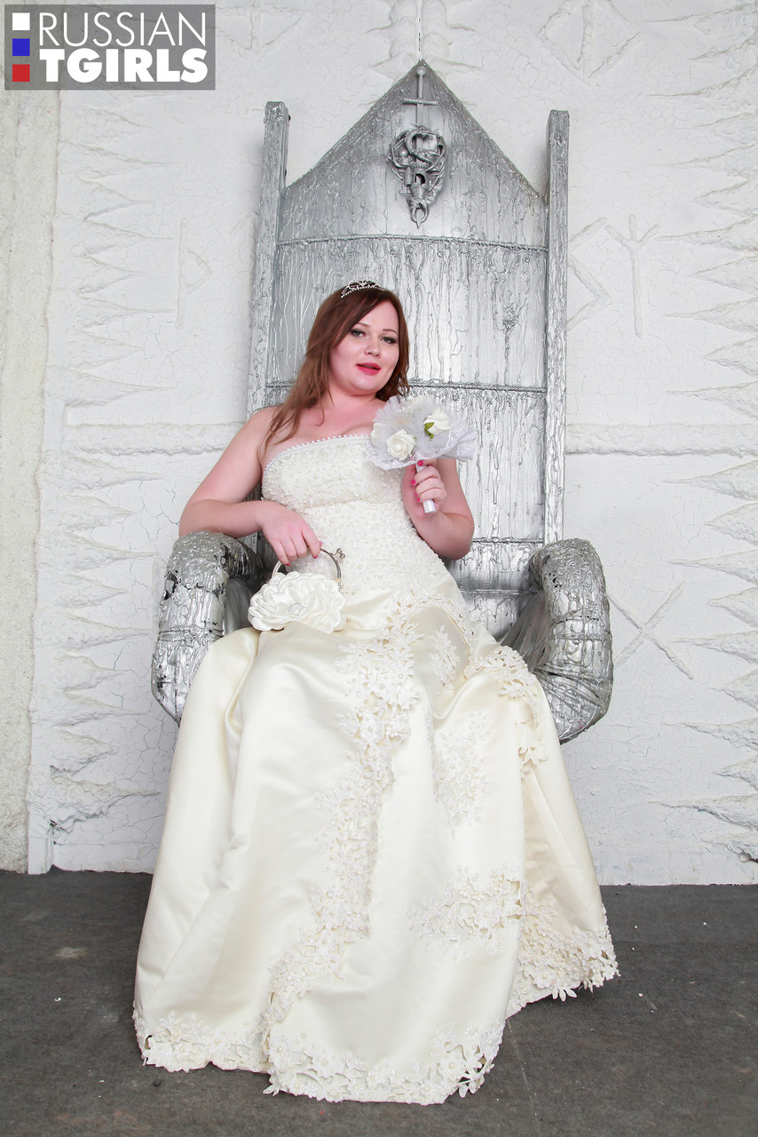 الشيميل الروسية الشهية زينا تخلع فستانها الأنيق وتلمس نفسها