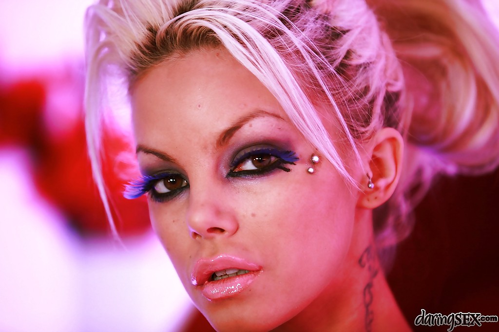 金髪美女デルタ・ホワイトが巨乳を披露