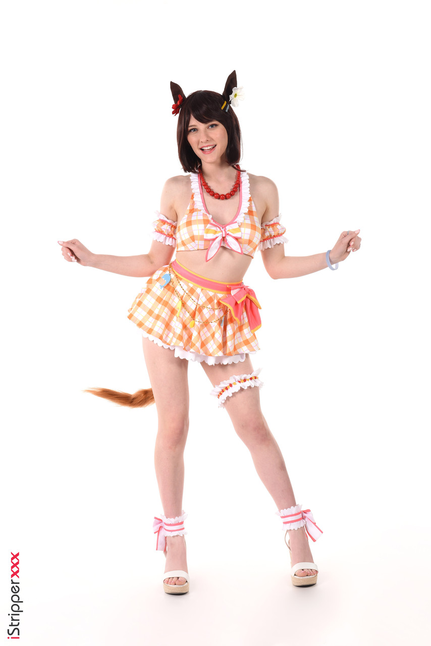 प्यारा भूरा रंग के बालों वाली मेलोडी मार्क्स अपने कपड़े उतारती है और अपनी योनि के साथ खेलती है