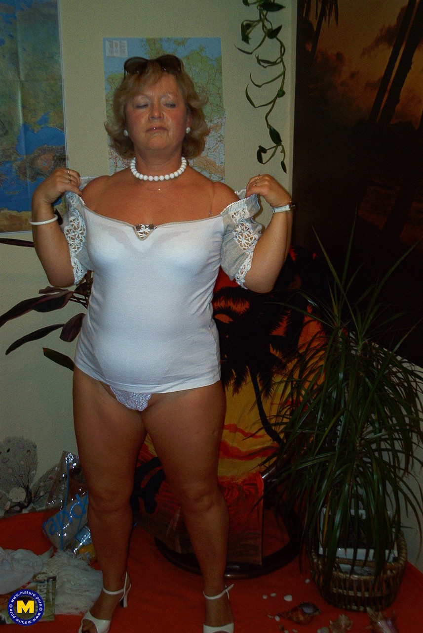 रिता एक नaughty गोरी-सी दादी है जो केला खाने से पहले उससे खेलती है