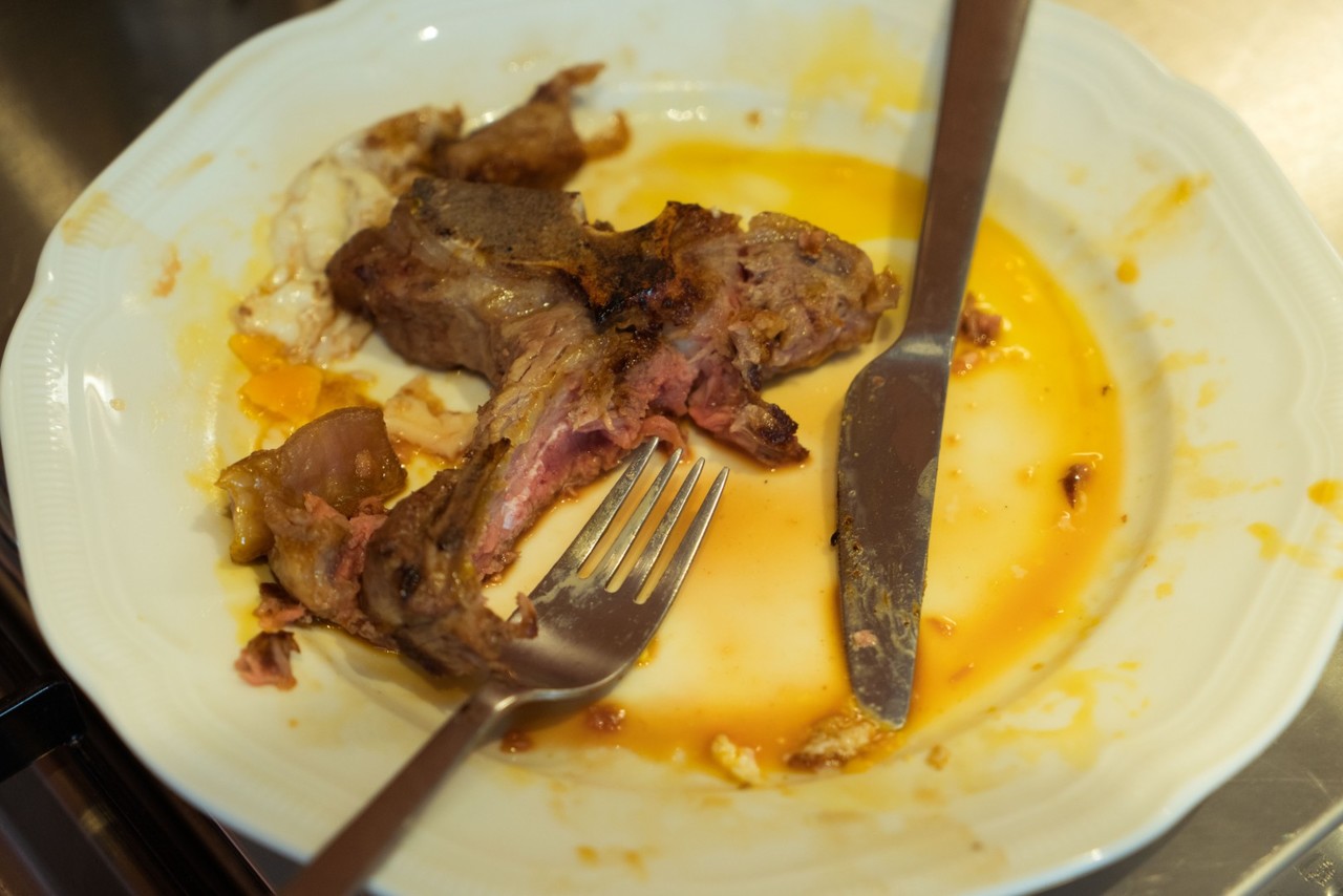 A Namorada Sexy Da Sicília Faz Um Boquete Enquanto Cozinha O Jantar