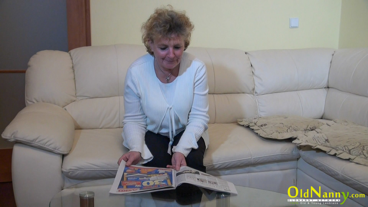 Grand-Mère Eva N Insère Un Jouet Orange Dans Sa Chatte Et La Baise