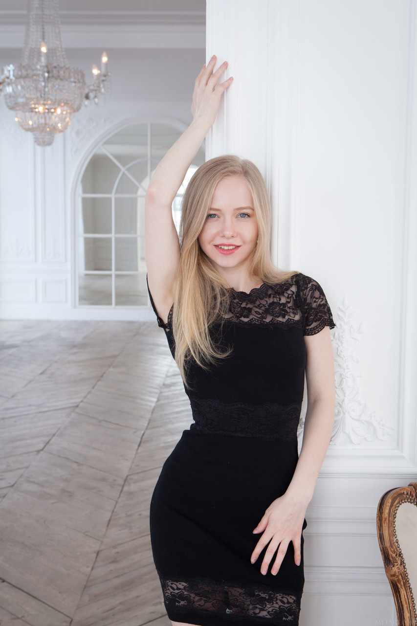 可爱的少女洛拉时尚近距离展示她的诱人剃光阴部