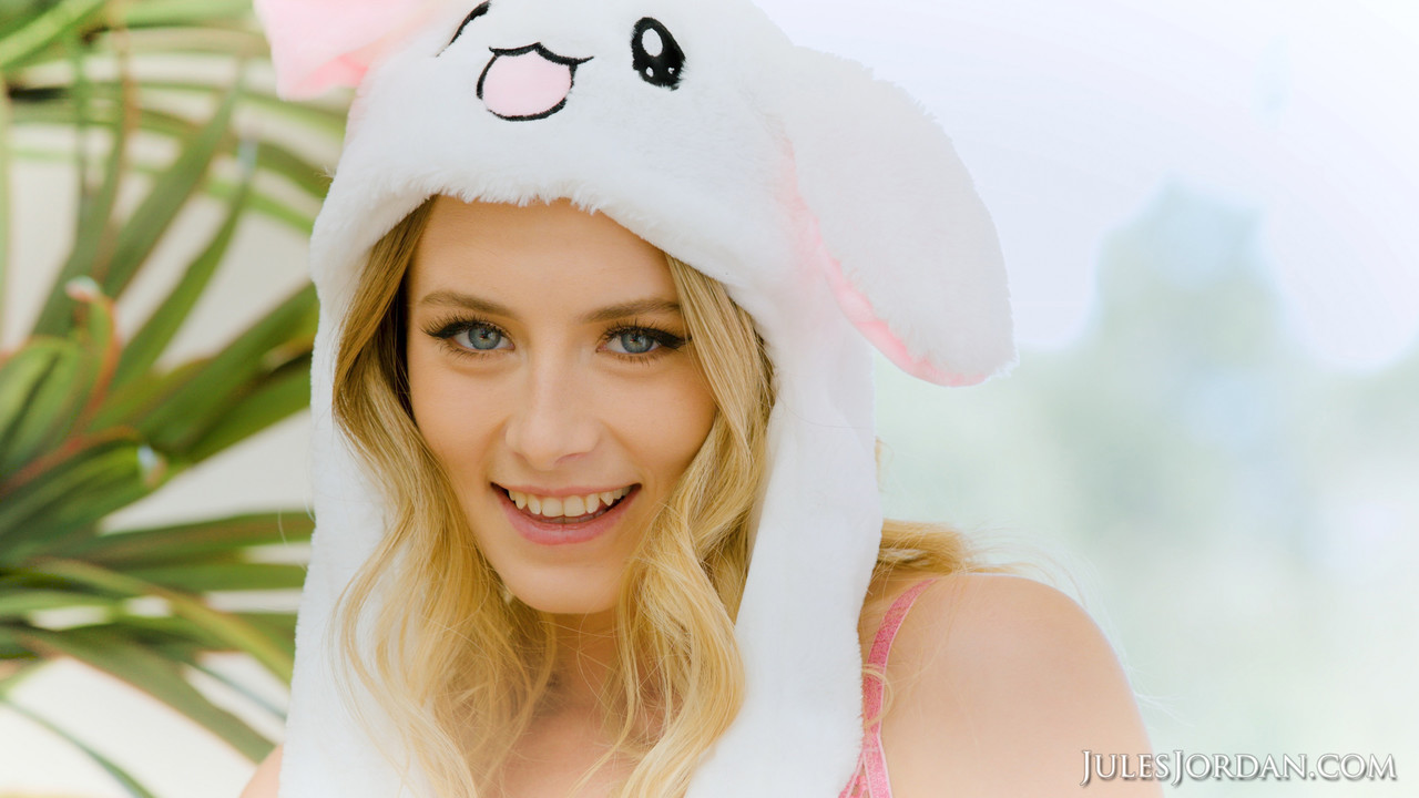 Jeune Blonde Kyler Quinn Montre Ses Longues Mamelles Avant Un Sexe BBC Hardcore