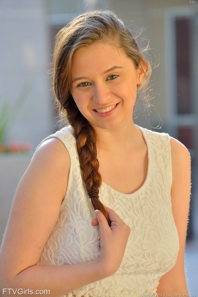 युवा सुनहरे बालों वाली लड़की अपनी चूत को नग्न ऊपर की ओर बाहर और अपने गंदे चूत को मारती है