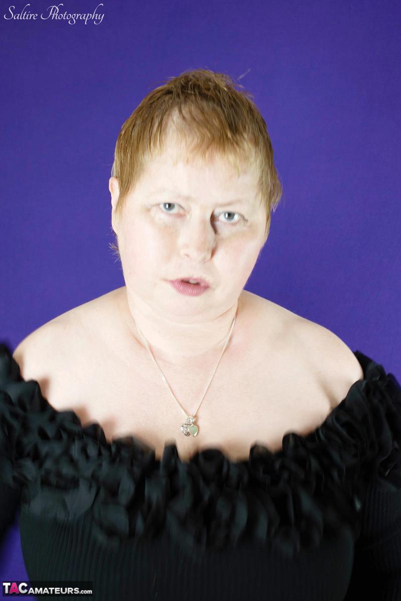 امرأة عجوز سمينة أنيقة سوفيا تلمس ثدييها الكبيرين بعد ان أصبحت عارية تماما