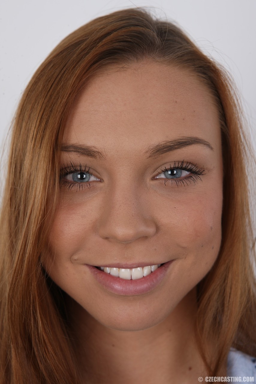 Jolie Amatrice Lucie Enlève Son Jean Et Sa Culotte Pour Montrer Son Corps Svelte