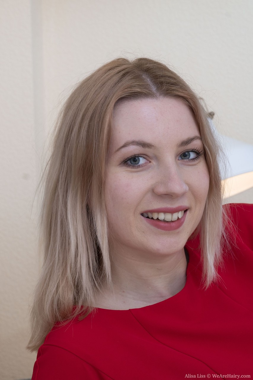 金髪のアマチュアアリッサリズは、裸になってから彼女の毛深いマンコと遊ぶ