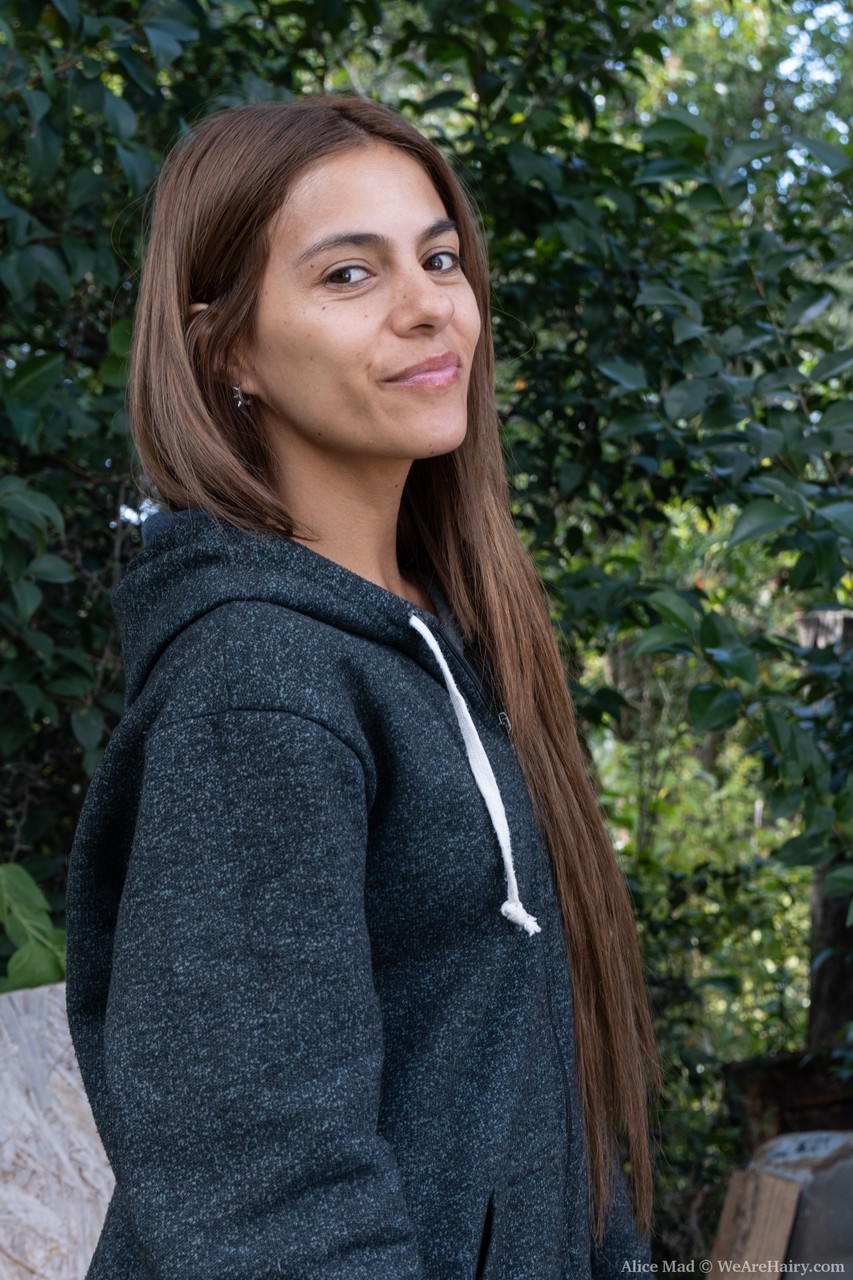 アリス・メッドが屋外で服を脱ぎ、毛深い陰部をクローズアップで見せる