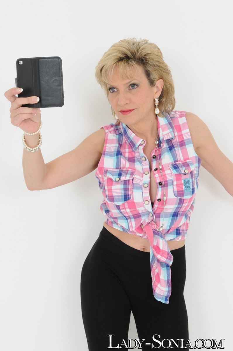 السيدة الناضجة الشقراء لادي سونيا تُظهر الصدر في ليقنغز أسود وكعوب