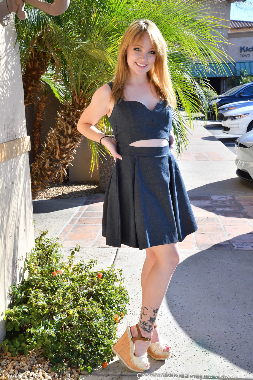 प्यारी किशोरी छोटे स्तन निकोले लंबे केले को रसीले योनि में डालती है