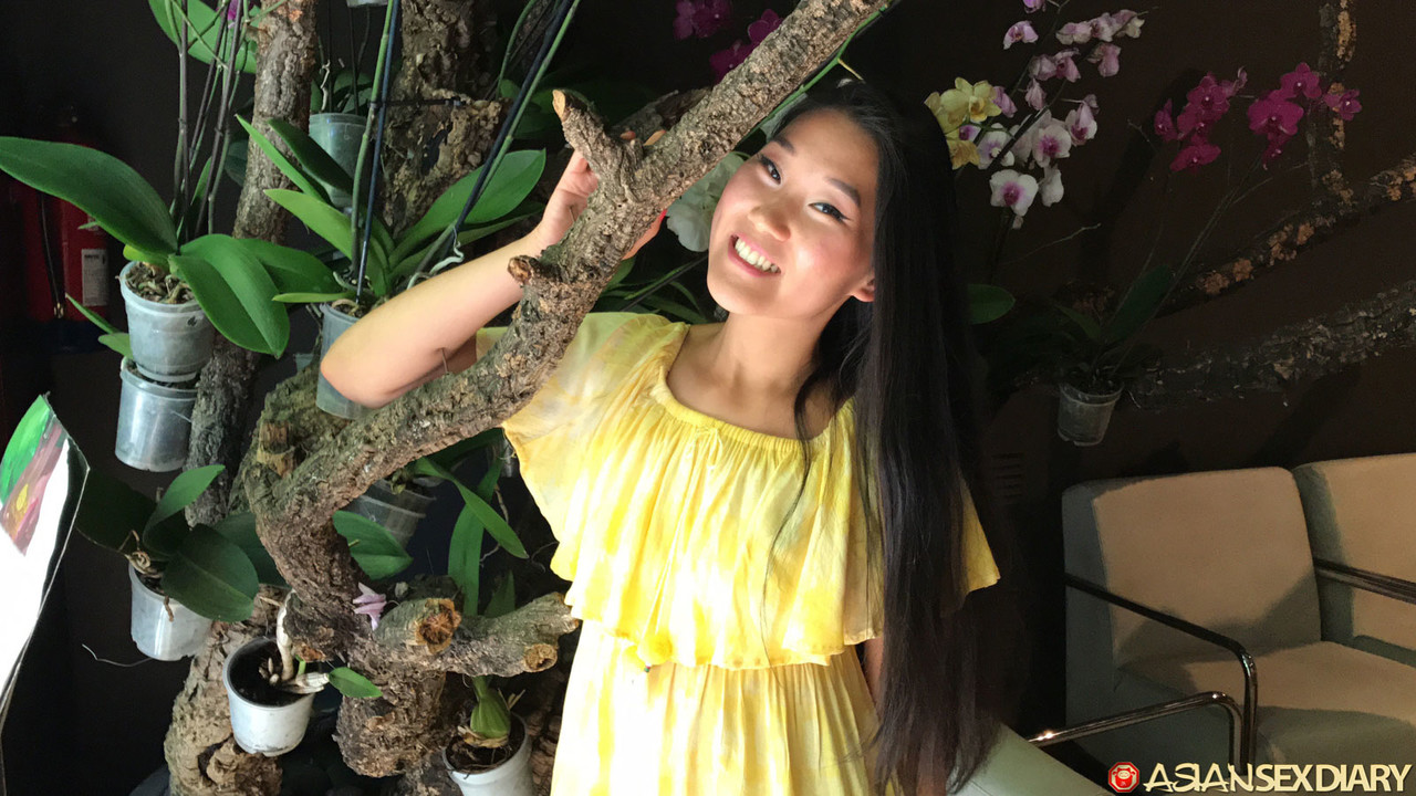 アジアの初体験カナタ、セックス観光客の肉棒を狭い割れ目に迎える