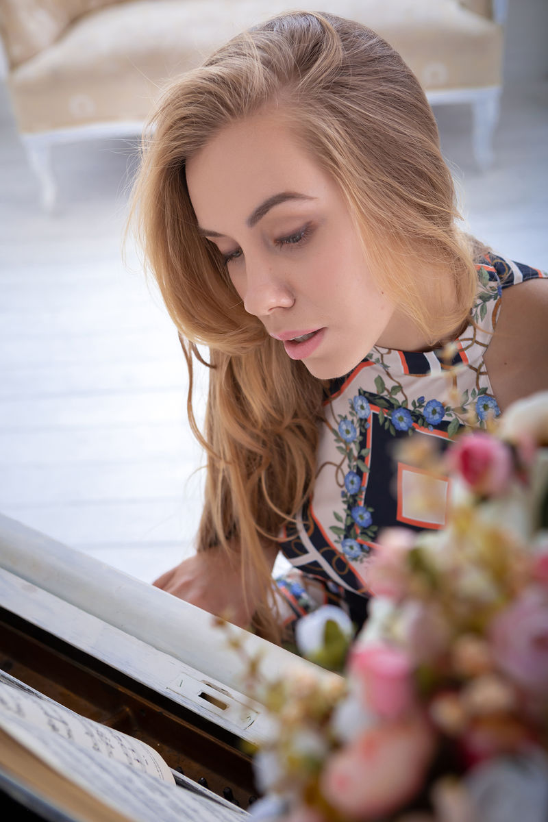 Blonde Teenagerin Ryana Zieht Ärmelloses Kleid Aus Um Nackt Zu Posen