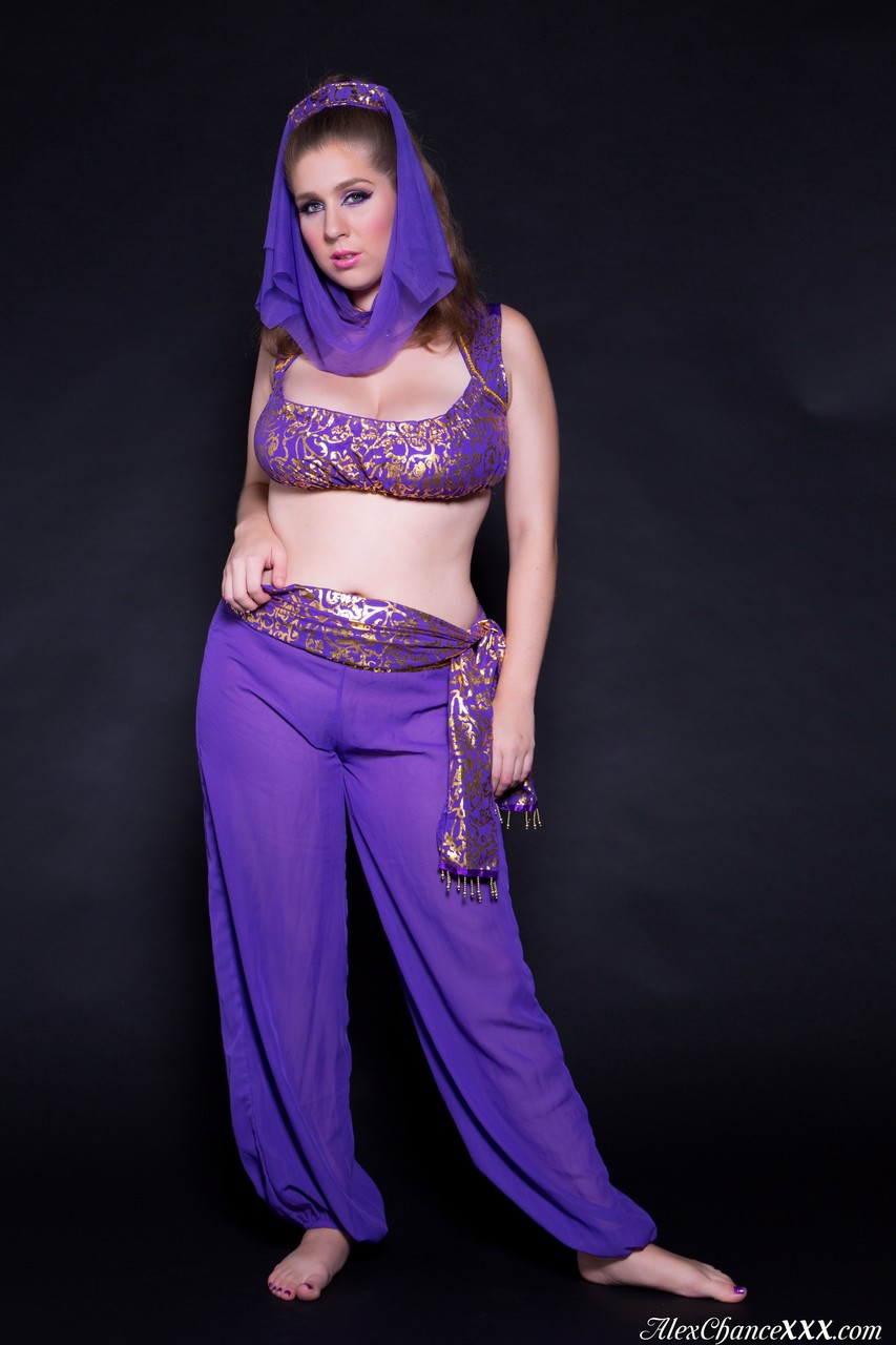 Индийская Танцовщица Алекс Чанс С Большими Природными Грудями Мастурбирует Пизду