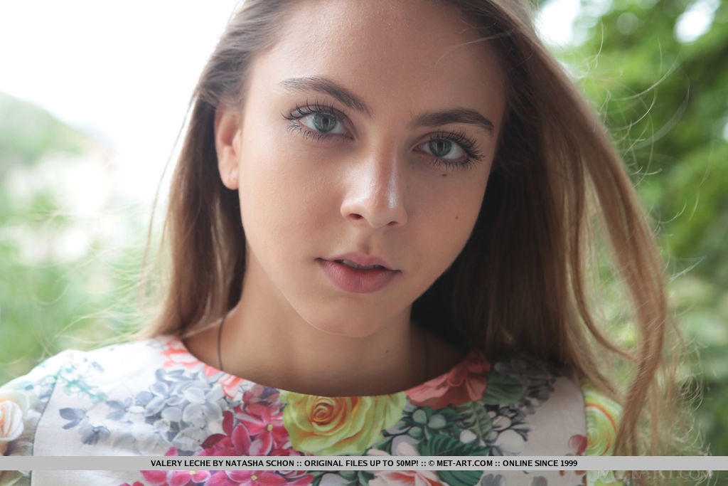 Valery Leche Adolescente Blanca Posando Desnuda En Tacones Con Correa En El Tobillo