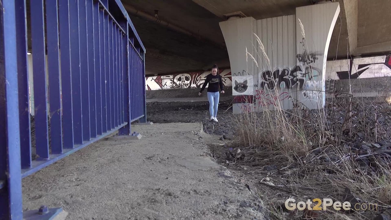 黑发娜奥米·贝内特在立交桥撒尿