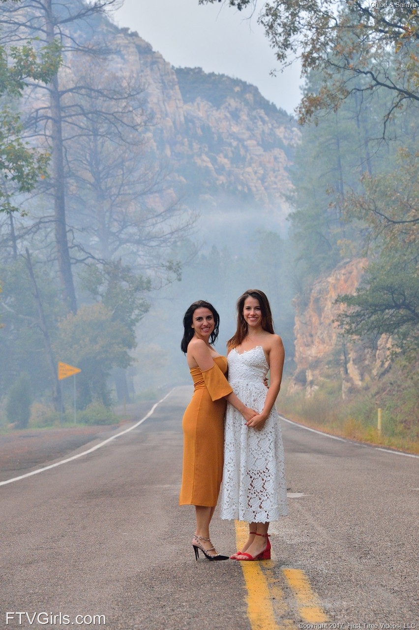 सराया चेहरा साफ करती है और समलैंगिक प्रेमिका क्लोए के साथ खिलौने से खेलती है