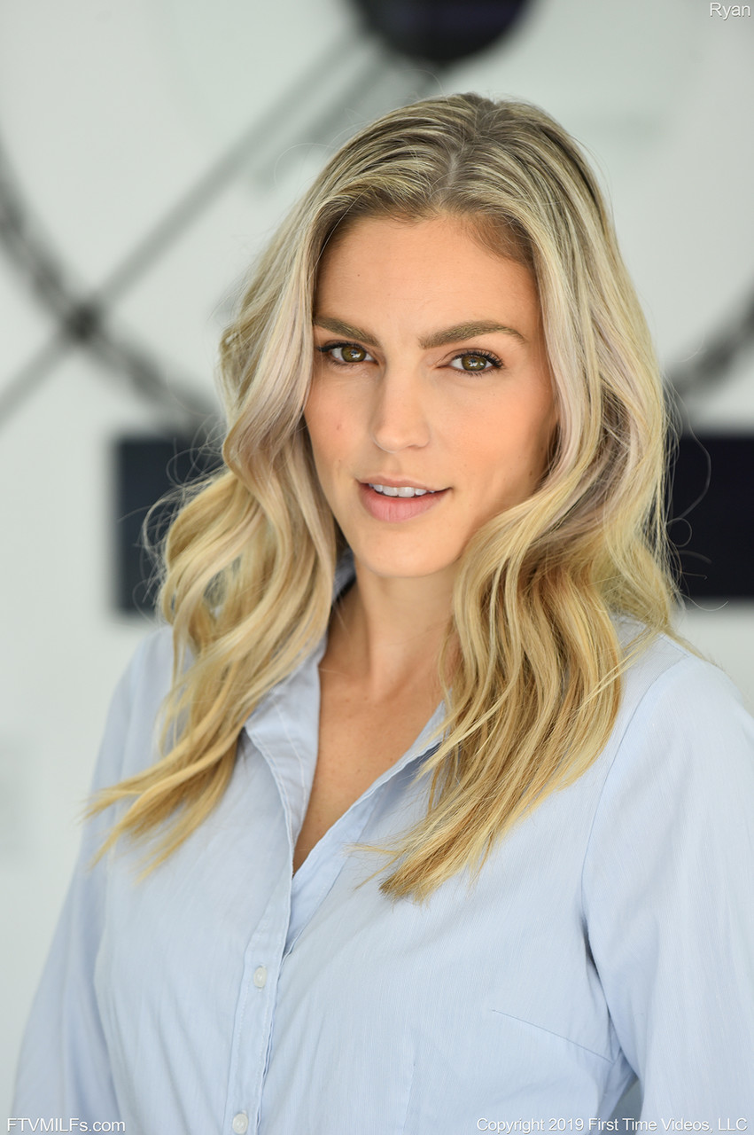 穿蓝色牛仔裤的金发辣妹随意脱光裸体摆姿势