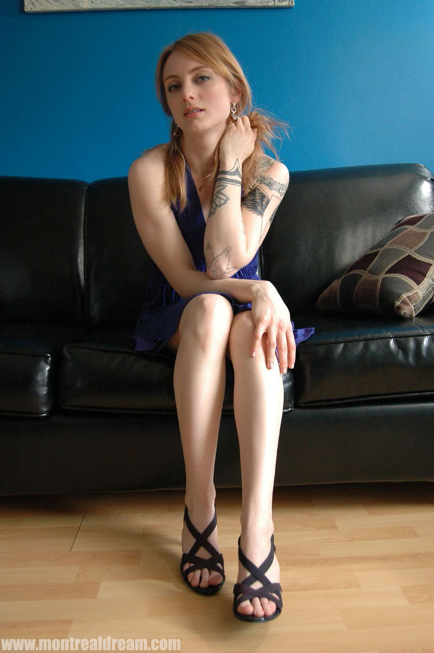 十代の初体験オロ・マリが黒いソファでソロプレイで全裸になる