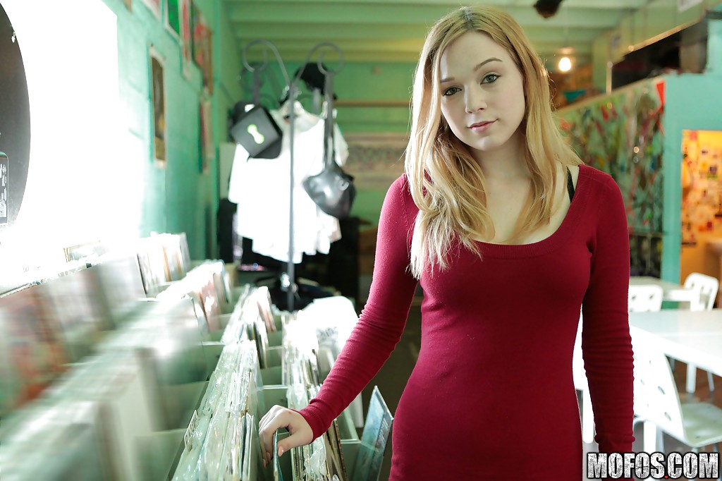 Lovely Teen Alaina Fox Devagar Revelando Suas Curvas Tentadoras