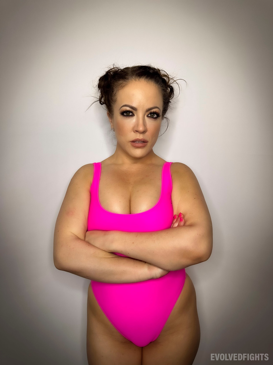 मिल्फ कार्मेन वैलेंटीना अपने काले पहलवान साथी को नियंत्रित करती है और चोदती है