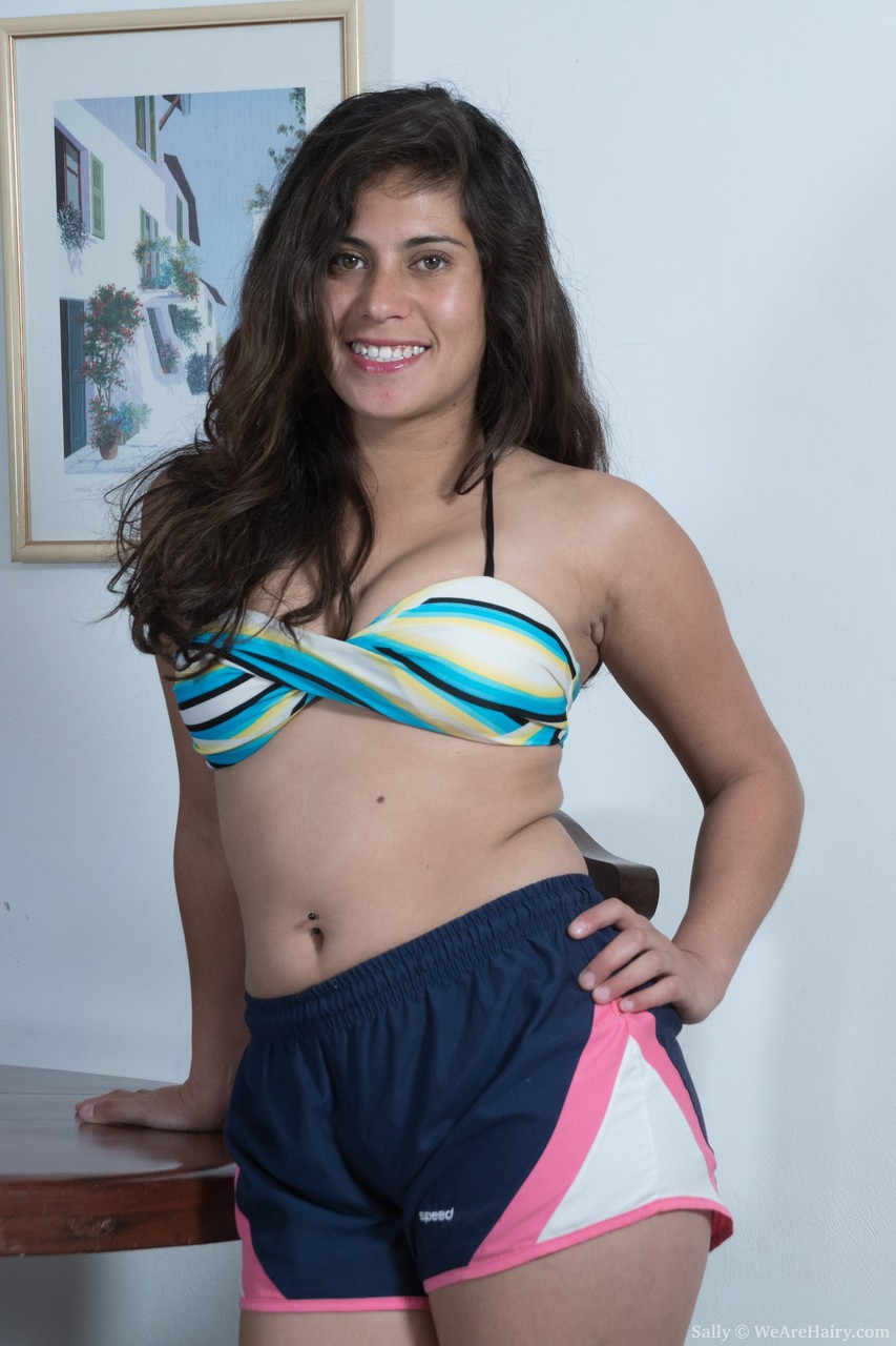 Amateur Sally Apni Hairy Muff Dikhati Hai Aur Table Par Pose Karti Hai