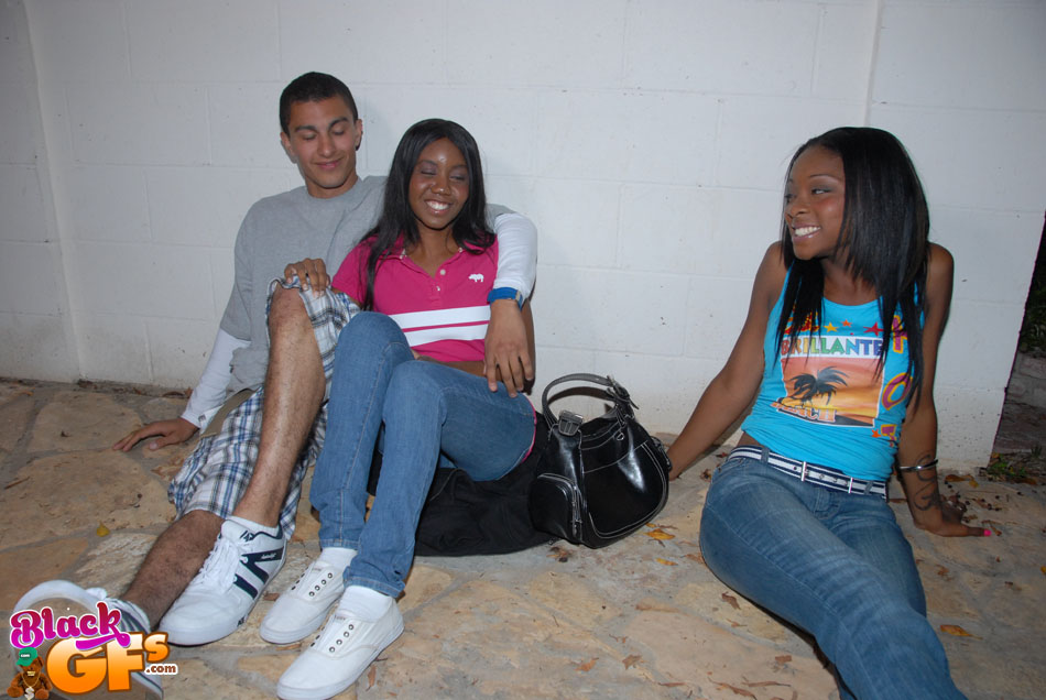 Garota Negra E Sua NAMORADA Agradam O NAMORADO EM Um Trio Quente