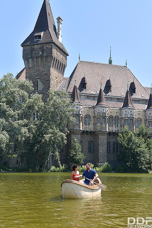 ショートヘアのブルネット・ステイシー・ブルームが彼氏のチンコに跨る