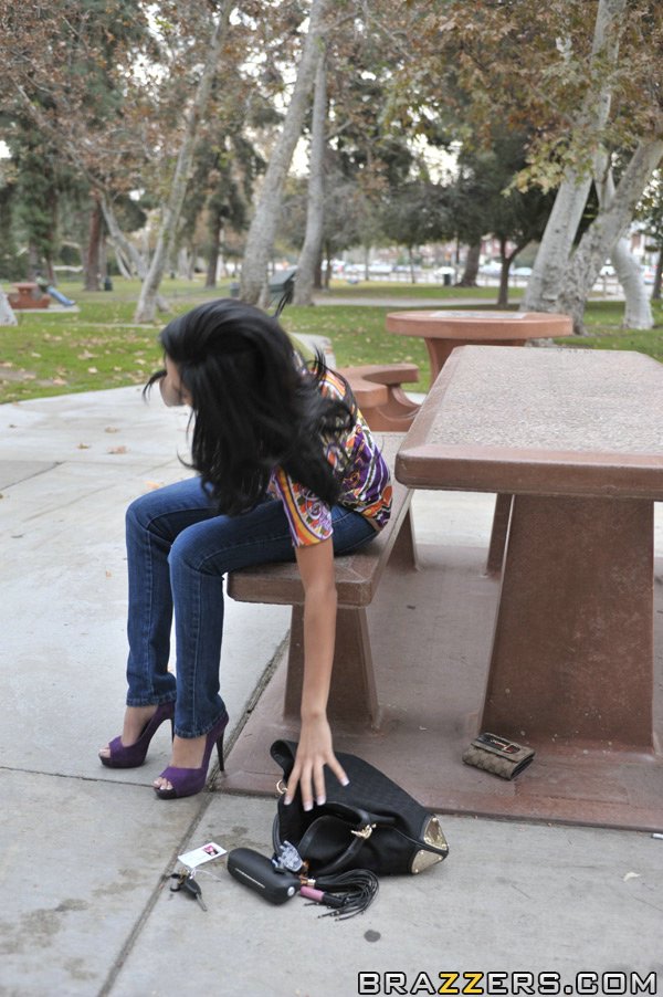 大きな胸のデイジーマリーが彼女のマンコに巨大なチンポを入れます