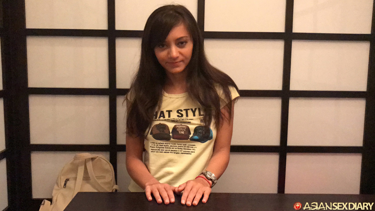 小柄なアジア人十代ジェニファーがPOVセックス開始前に脱ぐ