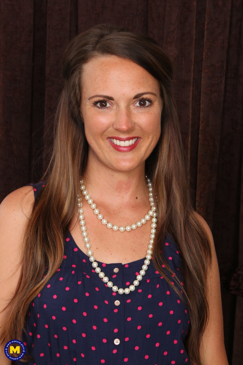 ربة منزل أمريكية عارية تجرب العمل في عرض الأزياء