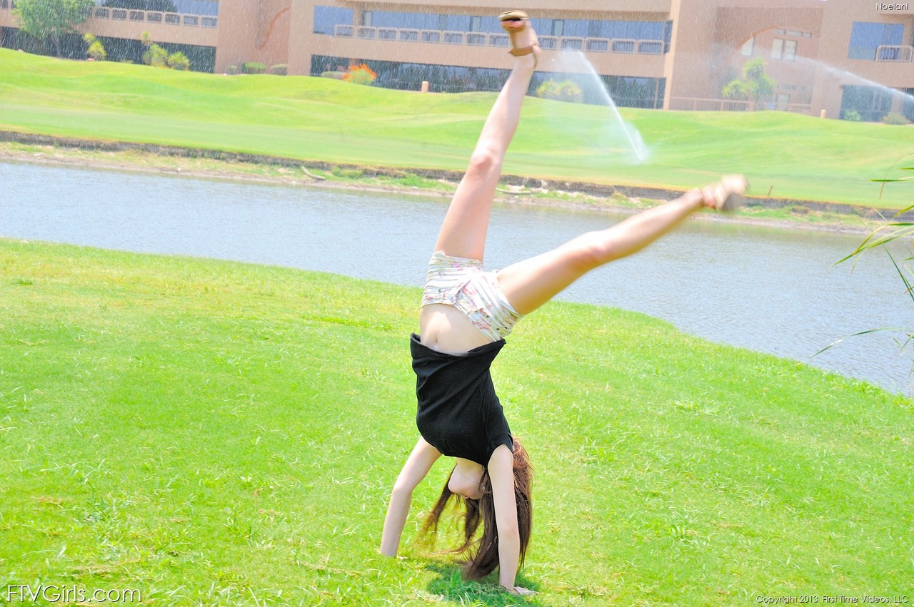 苗条少女诺埃拉尼在美丽的大自然中脱衣并自慰