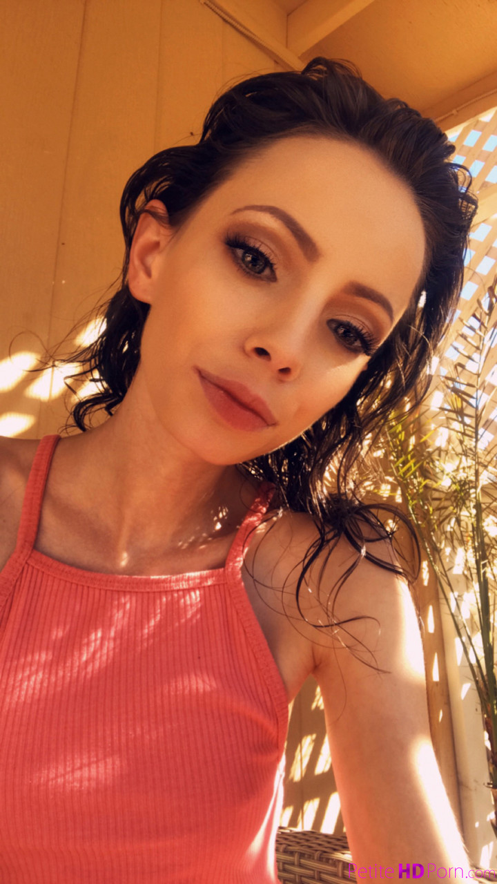 Schlanke Brünette Süße Aria Haze Reitet Schwanz Im Freien