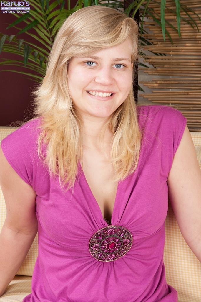 Amateur College Girl Roxy Lovette Reveals Pink Pussy From Underwear