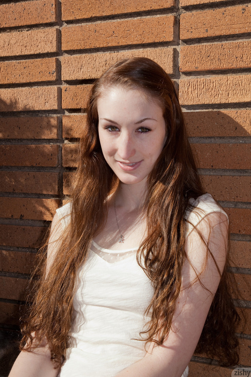 प्रेमिका हेली ग्लाडवेल बाहर पारदर्शी काले लेगिंग्स में सेक्सी पोज देती हैं