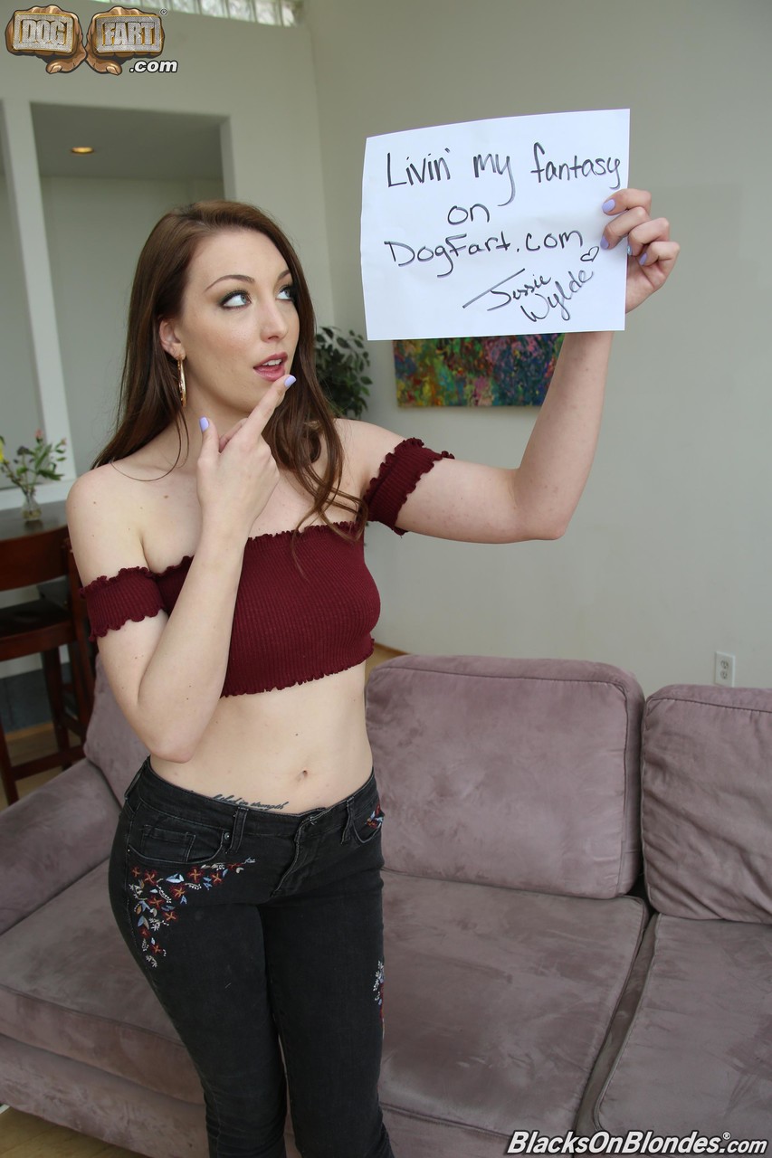 茶髪の美女ジェシー・ワイルドが黒人との前に身体を披露