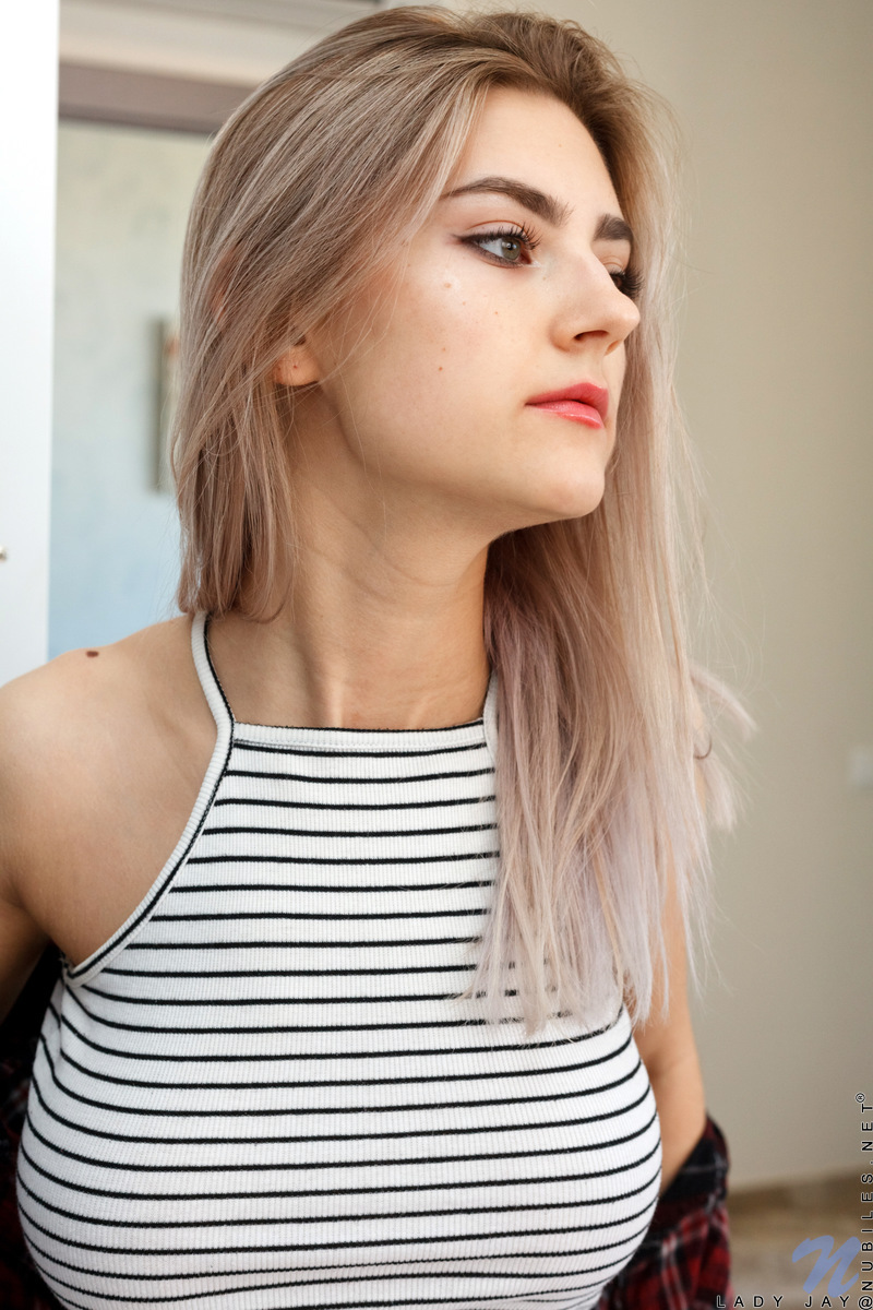 ティーンモデルJayがかわいいパンツを脱いだ後に大きなおっぱいを露出