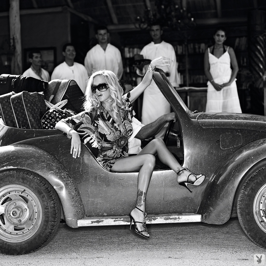 Jenna Jameson Mostra Seios Grandes Falsos Em Várias Localizações Americanas