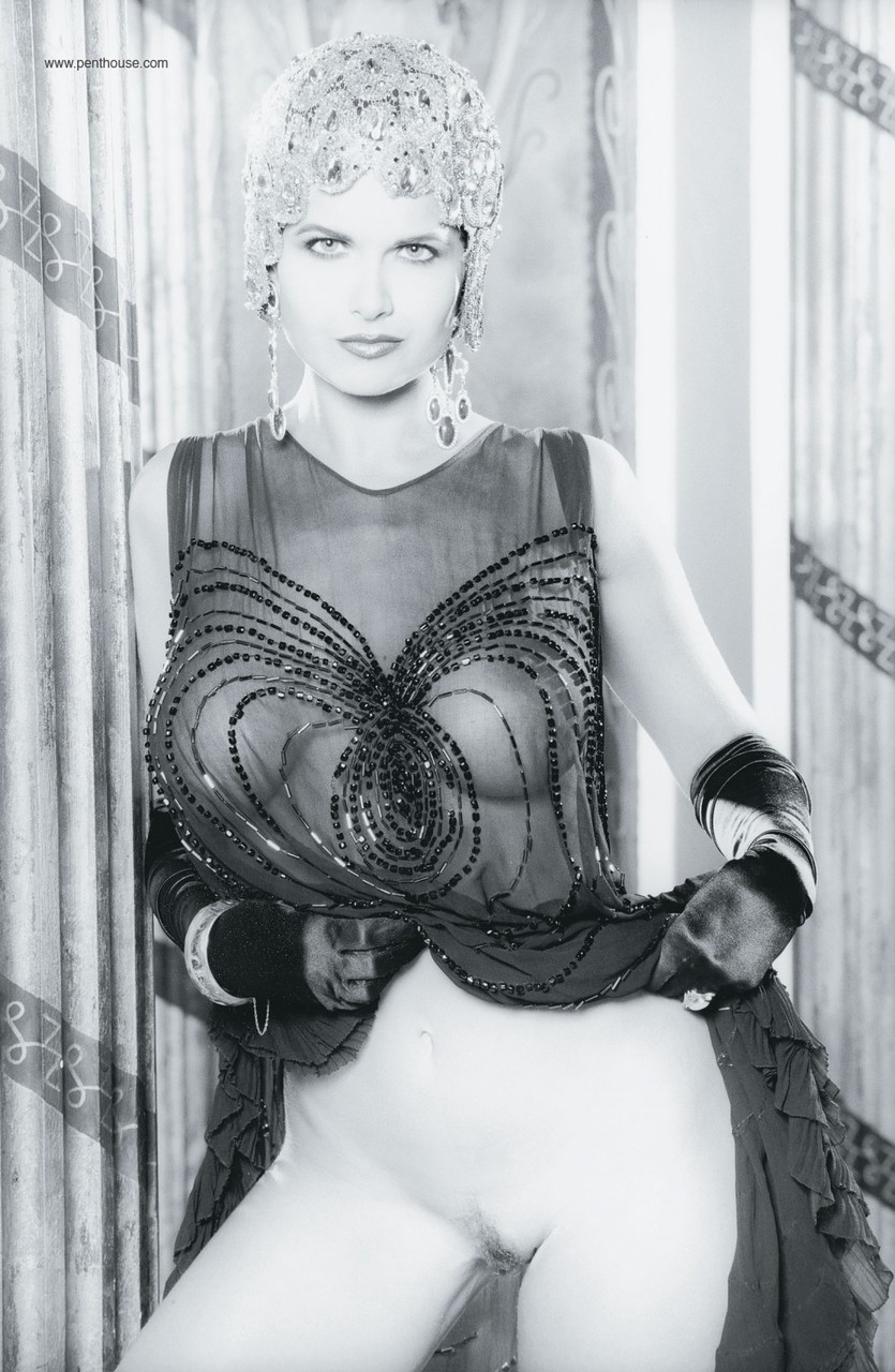 Vintage Centerfold Tiffany Burlingame Zeigt Und Reibt Ihre Möse