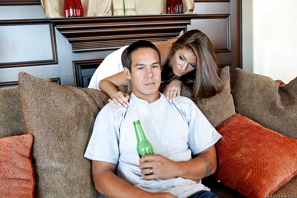 La Linda Esposa Madelyn Marie Es Follada Duro En Las Escaleras