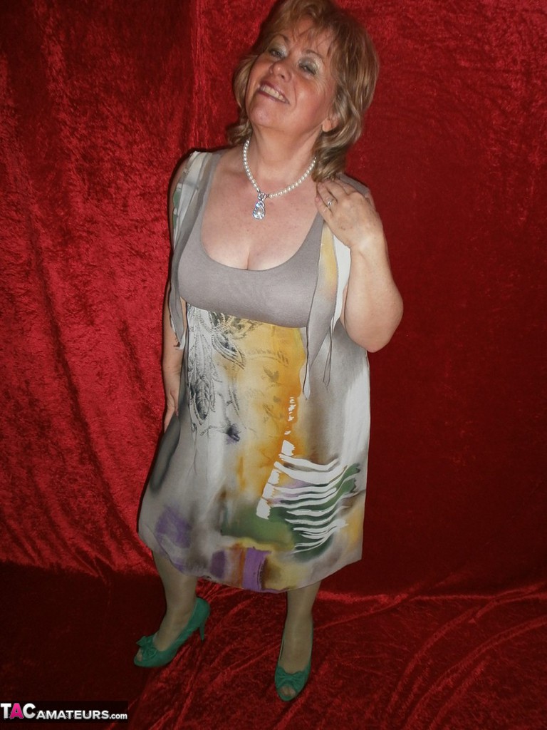 Mollige Reife Oma Caro In Grünen Strümpfen Zeigt Spitzen-Slip Und Cameltoe