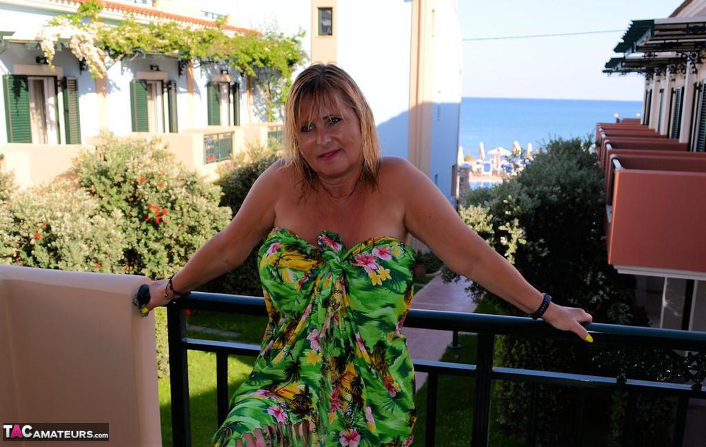 Chrissy العاهرة الناضجة العارية ذات الثديين الكبيرين تتباهى بمنحنياتها الساخنة على الشاطئ