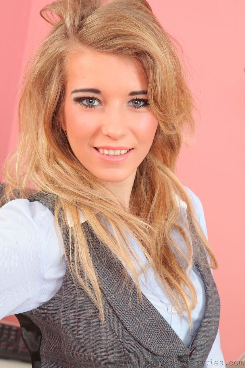 Britische Blonde Teenagerin Jodie Piper Präsentiert Riesentitten Und Runden Arsch Bei Der Arbeit